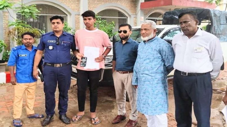 মুরাদনগরে এসএসসি পরীক্ষায় নকল সরবরাহে যুবকের কারাদ...