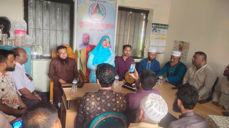 বুড়িচং প্রেসক্লাবের আয়োজনে ইউএনও'কে বিদায়ী সংবর্ধন...