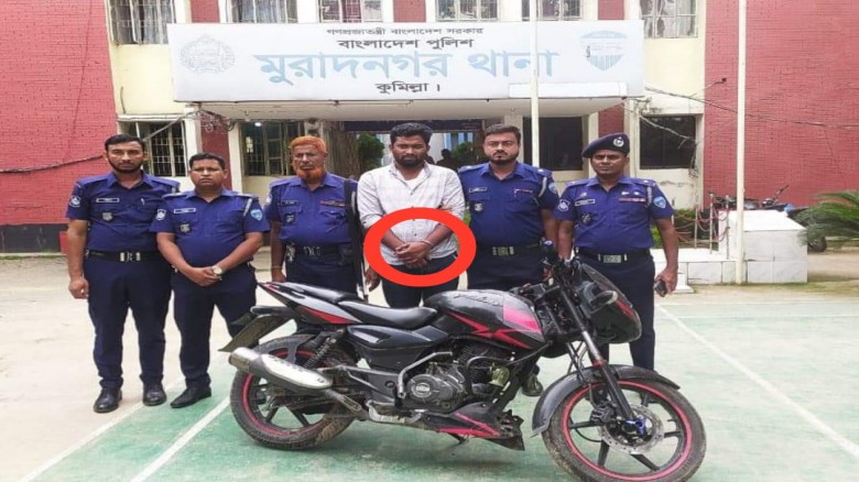 মধ্য রাতে সাবেক মন্ত্রী কায়কোবাদের বাড়িতে আওয়ামী ল...