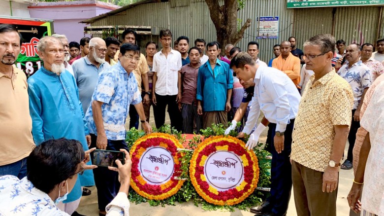 কুমিল্লায় গার্ড অব অনারে মুক্তিযোদ্ধা এড. কিরণময় দত্ত ঝুনুকে শেষ শ্রদ্ধা