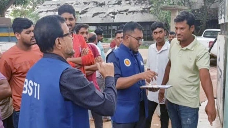 বুড়িচংয়ে তেল কম দেওয়ায় পেট্রোল পাম্প সিলগালা...