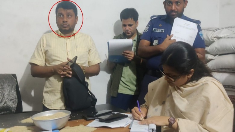 তিতাসে সরকারি চাল আত্মসাৎ স্বেচ্ছাসেবক দলের নেতার ...