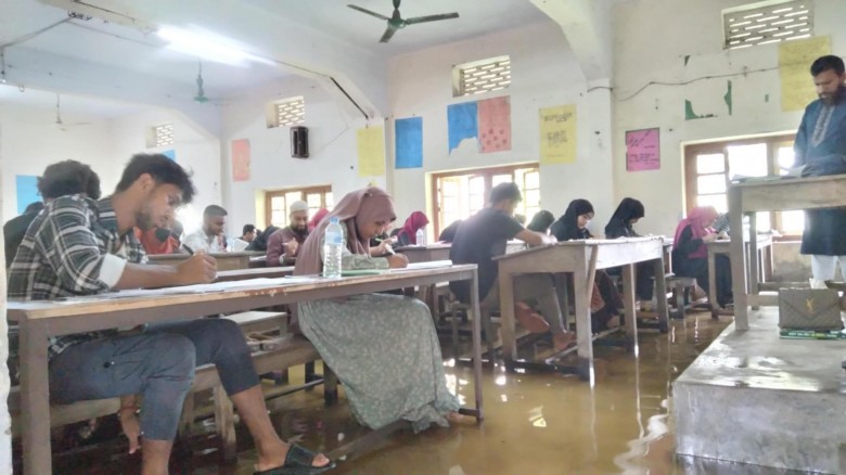 কুমিল্লা ভিক্টোরিয়া সরকারি কলেজে পানিতে ভেসে পরীক্ষা দেন জাতীয় বিশ্ববিদ্যালয় ভর্তিচ্ছুরা
