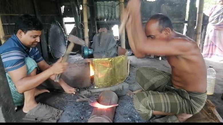 ঈদকে সামনে রেখে ব্যস্ত সময় পাড় করছে কামারা...