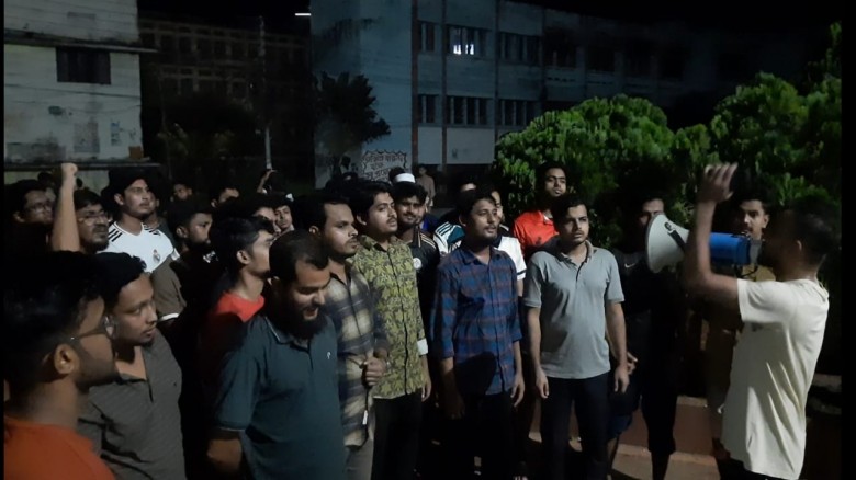 পুরান ঢাকায় হত্যার প্রতিবাদে ভিক্টোরিয়া কলেজে বিক্...