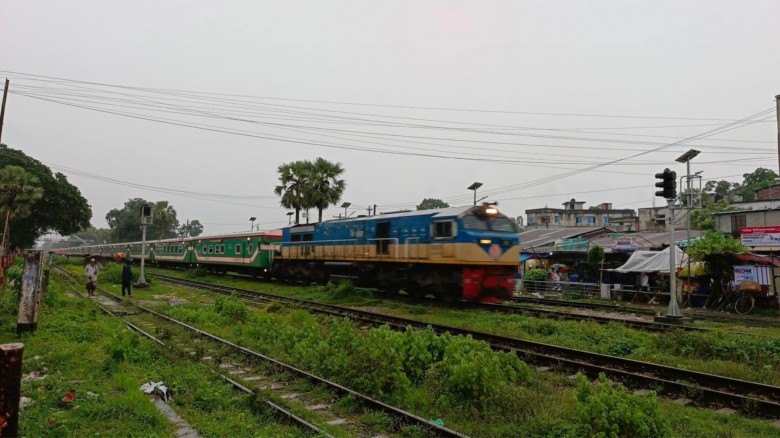 ভুল সিগন্যালে না থেমে ট্রেন চলে গেল পরবর্তী স্টেশন...