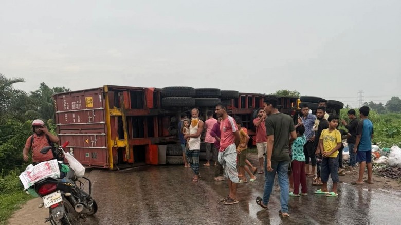 কুমিল্লায় কন্টেইনার উল্টে ১৫ কিলোমিটার যানজট; ৪ ঘ...