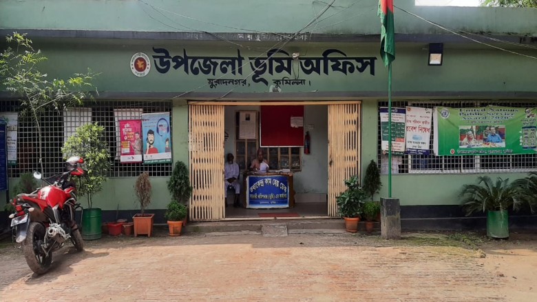 মুরাদনগরে ইউনিয়ন ভূমি অফিসে ঘুষ বাণিজ্য: দালালের ম...