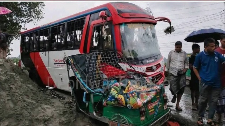বুড়িচংয়ে বাস-অটোরিকশা সংঘর্ষে প্রবাস ফেরত যুবক নি...