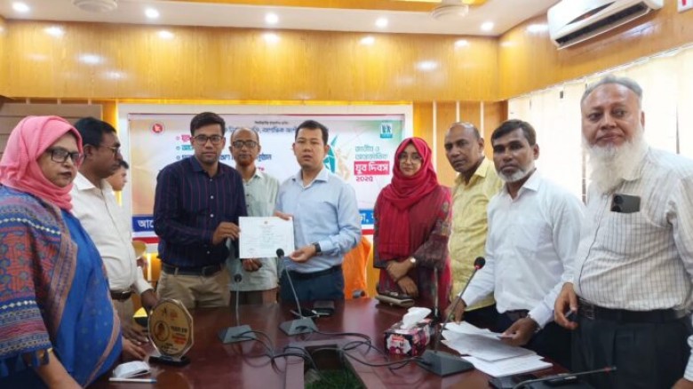 বরুড়ায় জাতীয় ও আন্তর্জাতিক যুব দিবস উপলক্ষে যুব ঋণ ও সনদ বিতরণ