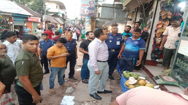 বুড়িচংয়ে ফুটপাত উচ্ছেদ ও ভেজাল বিরোধী অভিযান, জর...