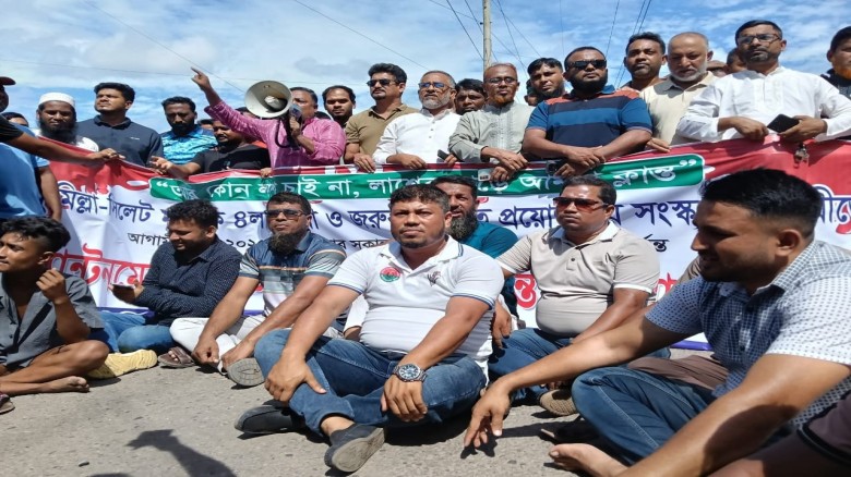 সড়ক সংস্কার ও চার লেনের দাবিতে কুমিল্লা-সিলেট মহাসড়ক অবরোধ