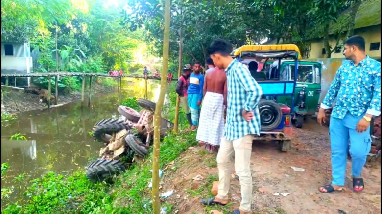 ব্রাহ্মণপাড়ায় ঝুঁকিপূর্ণ সড়কে ট্রাক্টর উল্টে খালে