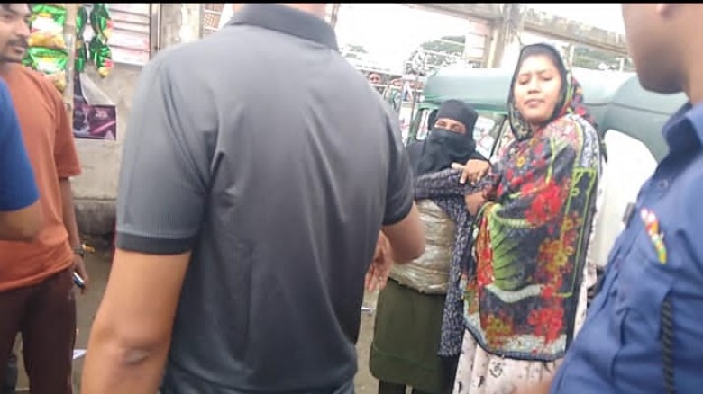 ব্রাহ্মণপাড়ায় বডিফিটিং গাঁজা পাচারকালে নারী-পুরুষ ...