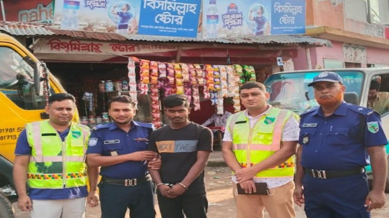 কুমিল্লায় একই পরিবারের চারজন নিহত: কাভার্ডভ্যান চা...