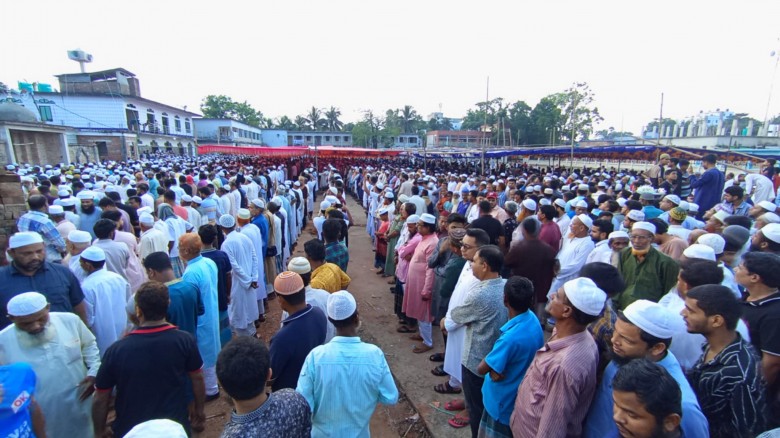 নাঙ্গলকোটের সাবেক সংসদ সদস্য ডা: কামারুজ্জামানের দ...