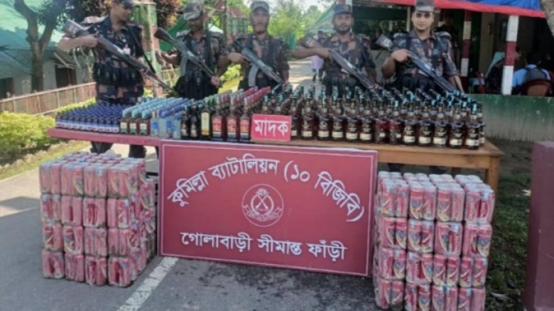 কুমিল্লার গোমতী নদীতে কলাগাছে ভাসিয়ে পাচারের সময় ব...
