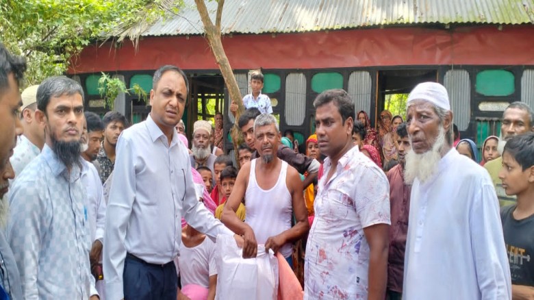 বরুড়ায় আগুনে পুড়ে যাওয়া পরিবারের পাশে উপজেলা প্রশা...