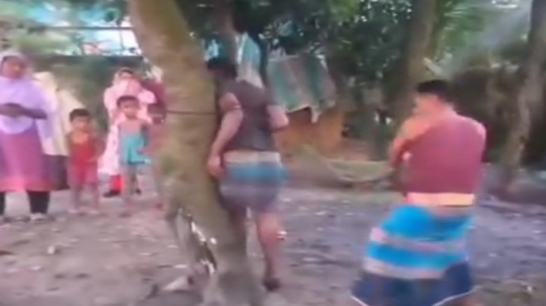কুমিল্লায় চুরির অপবাদে যুবককে গাছের সঙ্গে বেঁধে ন...