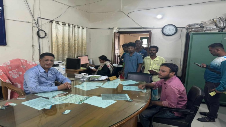 কুমিল্লা আদর্শ সদরে খাদ্যবান্ধব কর্মসূচির আওতায় মোবাইল নম্বর হালনাগাদের কাজ চলছে