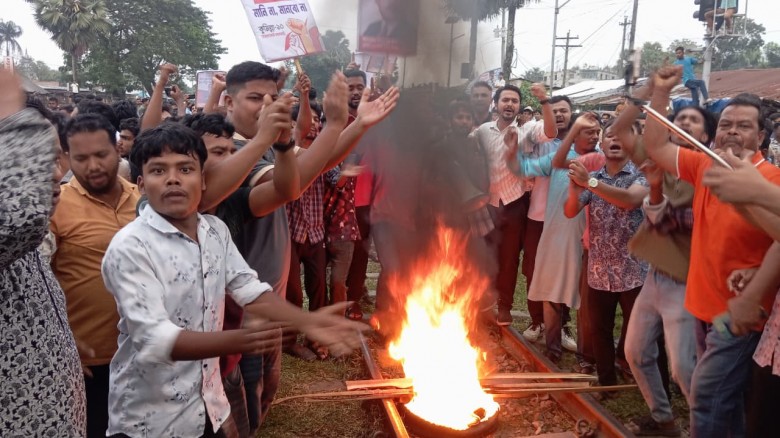বিএনপির কেন্দ্রীয় নেতা মোবাশ্বের ভূঁইয়ার মনোনয়ন দাবিতে রেলপথ অবরোধ