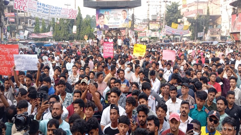 হাজী ইয়াছিনকে মনোনয়ন দেওয়ার দাবিতে শিক্ষার্থীদের ব...