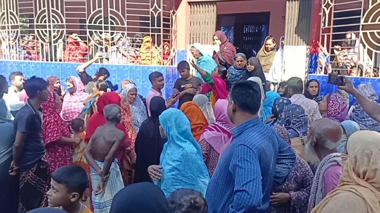 কুমিল্লায় মাদক ব্যবসায়ে বাঁধা দেয়ায় মা ও ছোট ভা...