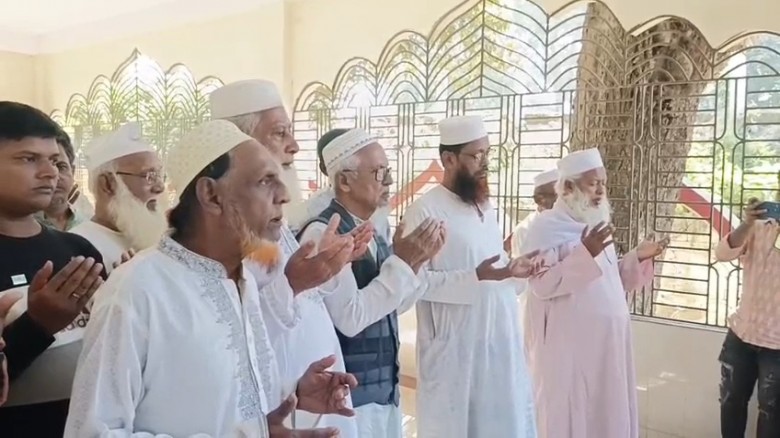 নির্বাচনী প্রচারণায় বিএনপির কেন্দ্রীয় নেতার ইমামতিতে নামাজ আদায়