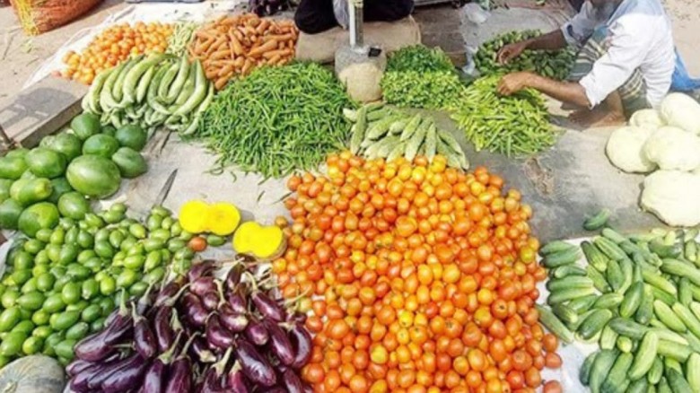 বেড়েছে শীতের সবজির সরবরাহ, কমছে না দাম...