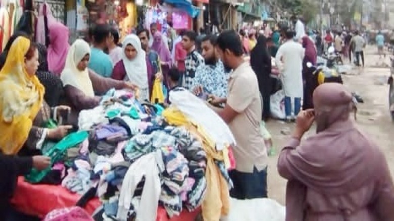 ব্রাহ্মণপাড়ায় ফুটপাতে শীতের পোশাক বিক্রি জমজমাট...