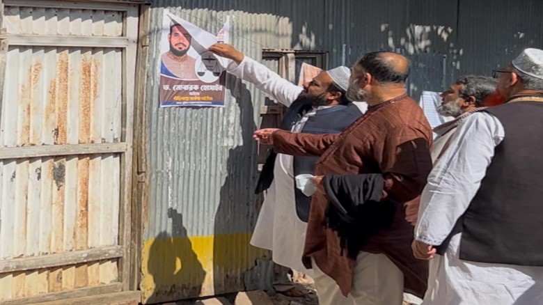 কুমিল্লা-৫ আসনে পোস্টার–ব্যানার নিজ হাতে অপসারণ কর...