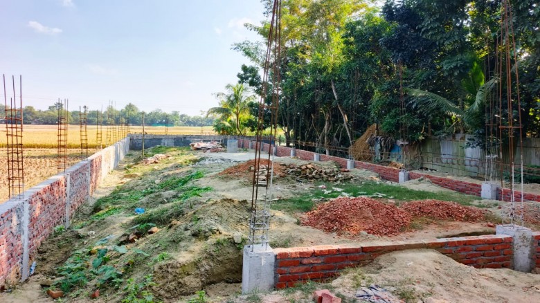 নাঙ্গলকোটে জমি জবর দখলে বাধা দেয়ায় মাথায় পিস্তল ঠে...