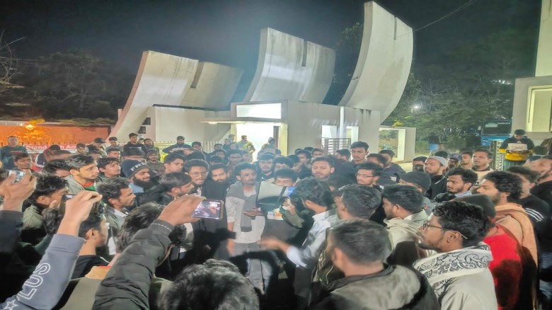 ওসমান হাদীকে হত্যার প্রতিবাদে কুবিতে বিক্ষোভ...