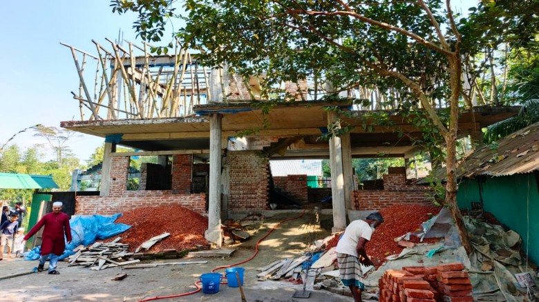 নাঙ্গলকোটে ব্যবসায়ীর জায়গা দখল করে ভবন নির্মাণ...