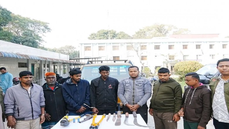 কুমিল্লায় ডাকাত চক্রের সর্দারসহ ৭ জন গ্রেফতার, অস্...