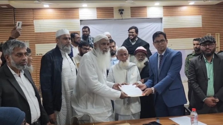 বাবা-মায়ের কবর যিয়ারত করে মনোনয়ন পত্র জমা দিলেন সাবেক মন্ত্রী কাজী কায়কোবাদ
