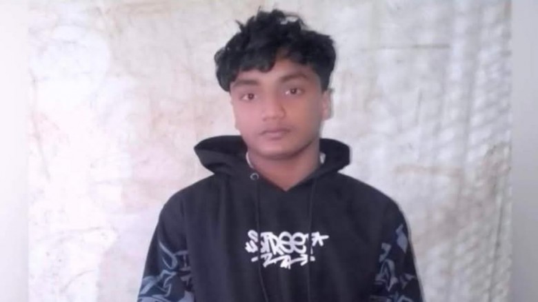 কুমিল্লার চৌদ্দগ্রামে থানায় ঢুকে দা দিয়ে পুলিশের ও...