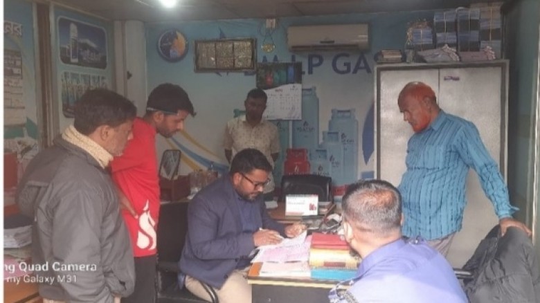 কুমিল্লায় অতিরিক্ত দামে গ্যাস সিলিন্ডার বিক্রি করা...
