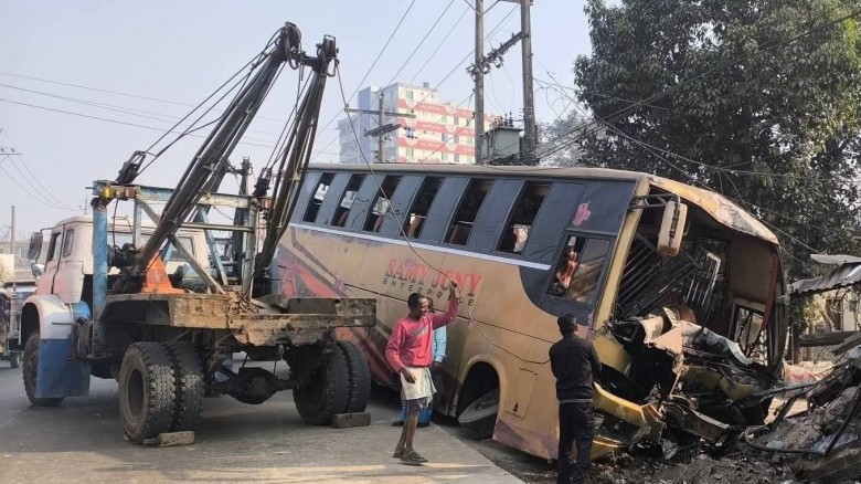 কুমিল্লায় যাত্রীবাহী বাসের ধাক্কা,পল্লী বিদ্যুৎ অফিস ক্ষতিগ্রস্ত