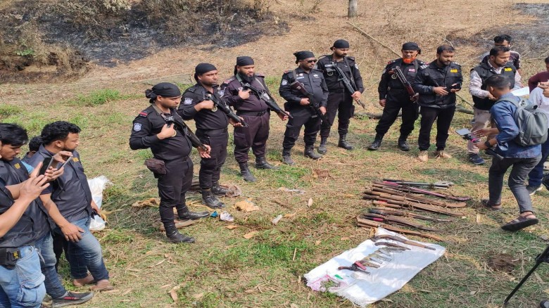 কুমিল্লায় র‍্যাবের অভিযানে ৩টি বিদেশি পিস্তলসহ বিপ...