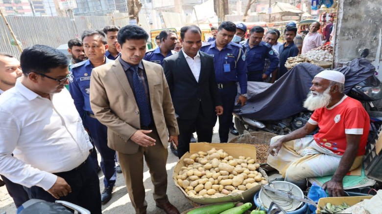 কুমিল্লায় রমজানে বাজার তদারকিতে জেলা প্রশাসনের অভি...