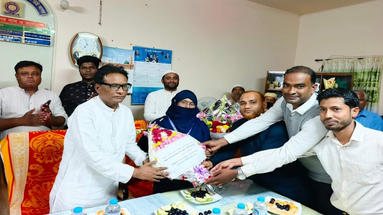 নাঙ্গলকোট হাসান মেমোরিয়াল সরকারি কলেজের পক্ষ থেকে নবনির্বাচিত সংসদ সদস্য-কে ফুলেল শুভেচ্ছা  ‎