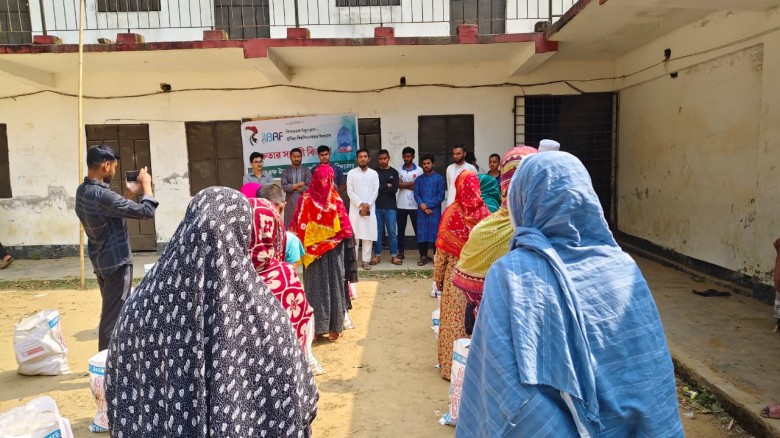 আসহায়দের মাঝে কুবির বিআরএফ ইয়ুথ ক্লাবের ইফতার সামগ...