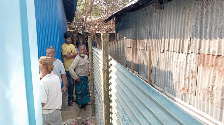 নাঙ্গলকোটে ১৫ দিন যাবৎ অবরুদ্ধ ৪ পরিবার