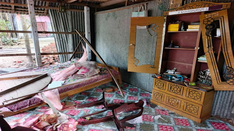 শ্রমিকদল নেতার বাড়িতে হা'মলা...