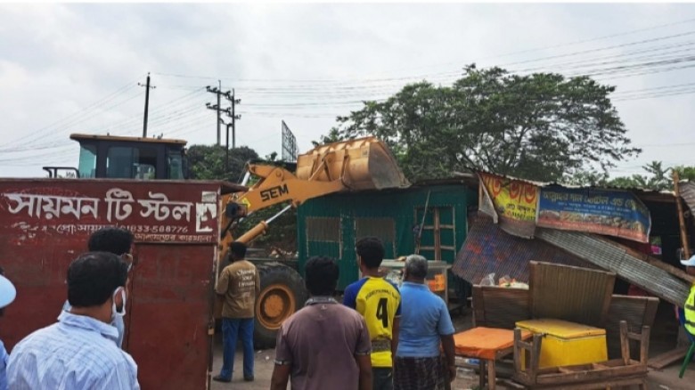 ঈদযাত্রা নির্বিঘ্ন রাখতে কুমিল্লায় মহাসড়কে অবৈধ স্...