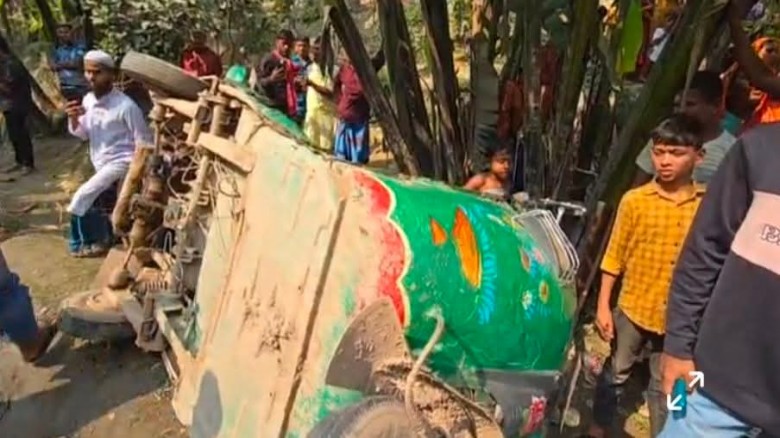 দেবিদ্বারে বাসের চাপায় সিএনজি ধুমড়ে মুচড়ে নিহত-১;...