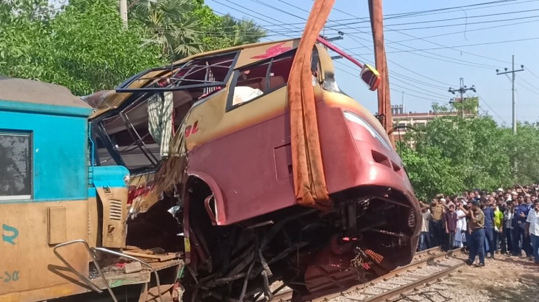 কুমিল্লায় বাস-ট্রেন সংঘর্ষ: তদন্তে একাধিক ব্যক্তি ...