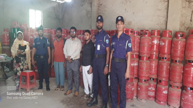 কুমিল্লায় চড়া দামে এলপিজি বিক্রি করায় ২ প্রতিষ্ঠানকে জরিমানা ​