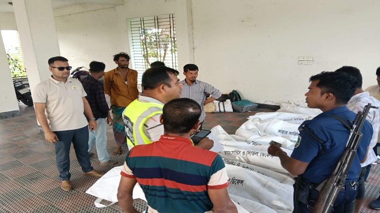 কুমিল্লায় চালবোঝাই ট্রাক উল্টে ৭ জন নি'হ'ত, আ'হ'ত ৬